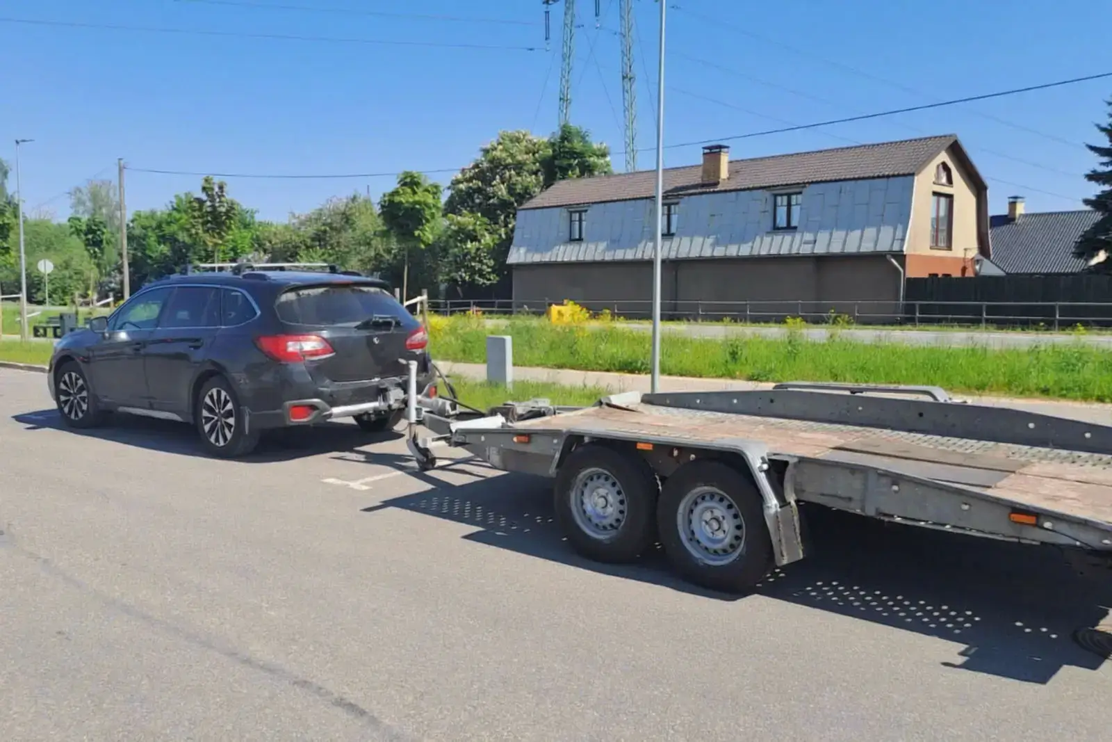 Autovedēja piekabe ar piekabinātu automašīnu